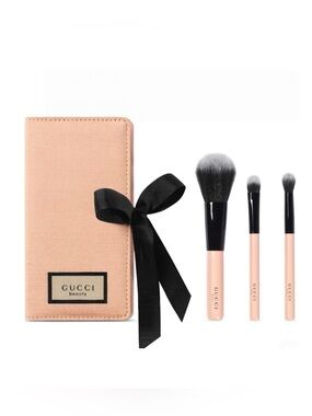 Gucci Beauty Brush with peach pouch